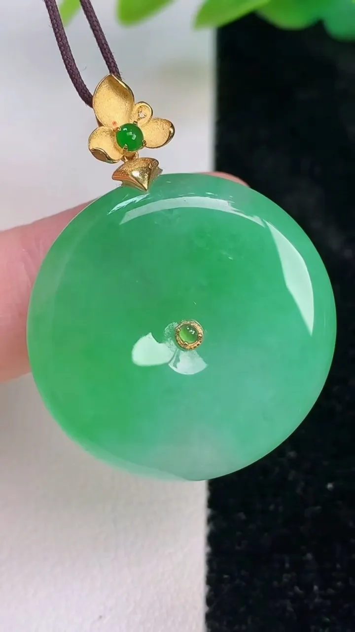 天然A货翡翠平安扣吊坠，尺寸27.6-5.2，重量:9.13g
7月17日