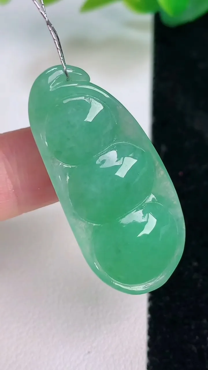 天然A货翡翠福豆吊坠，尺寸38-17.3-9.8，重量:9.64g
7月17日