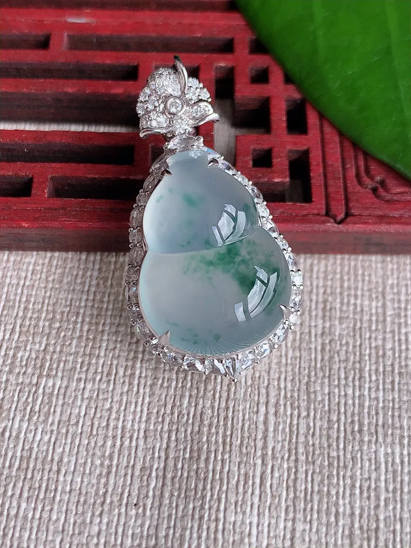天然A货翡翠18K金伴飘花葫芦吊坠 尺寸35.7×19×12.2裸石21×15.7m量7.69g 0715