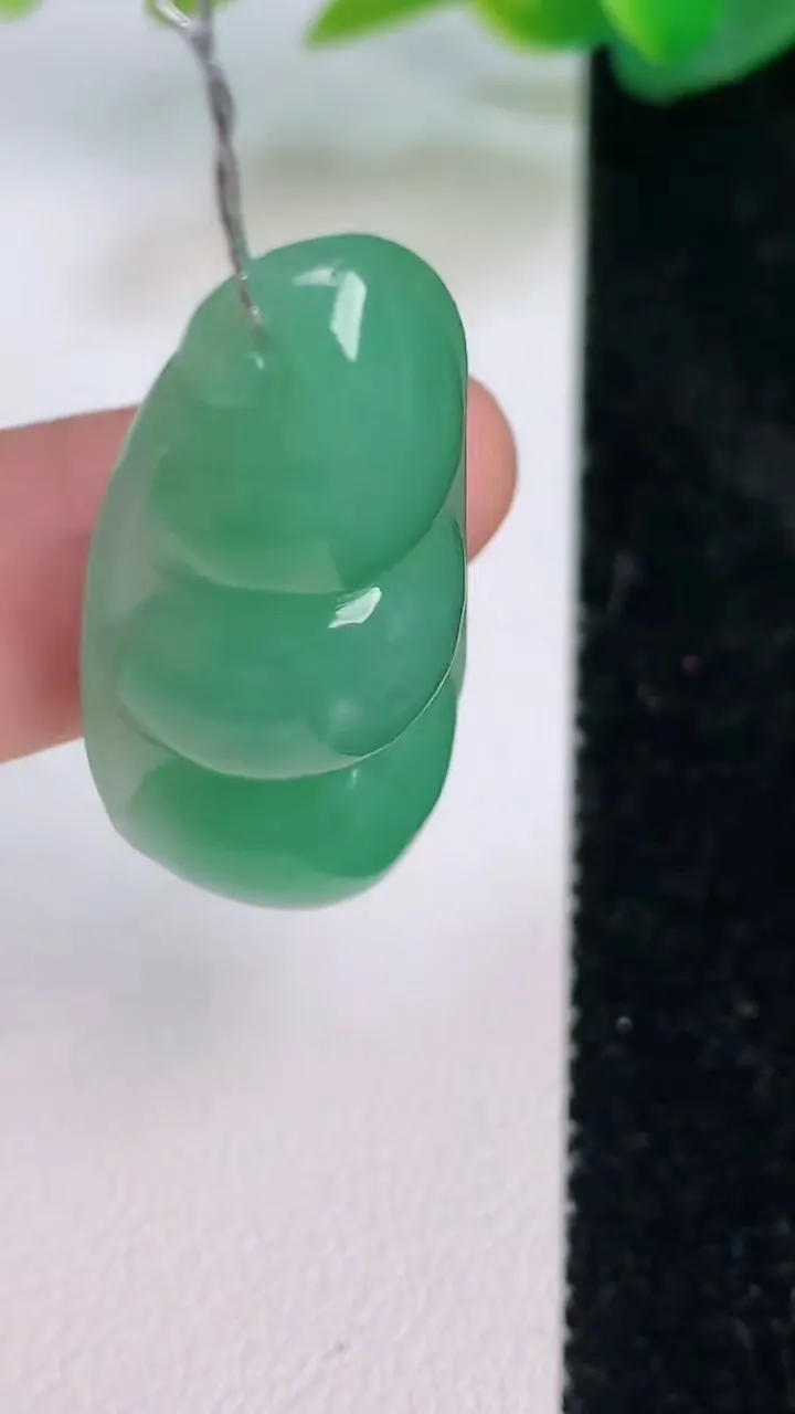 天然A货翡翠福豆吊坠，尺寸38-17.3-9.8，重量:9.64g
7月17日