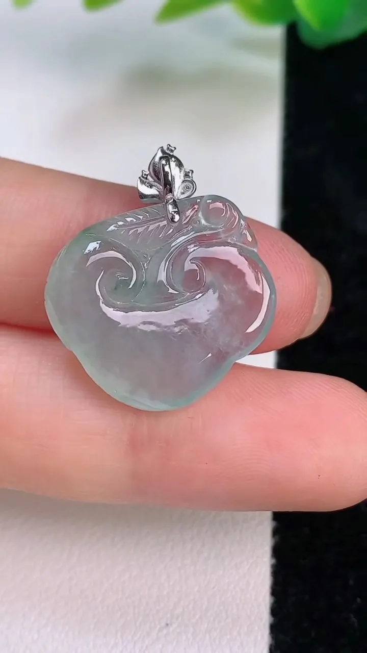 天然A货翡翠种飘花如意头吊坠，尺寸17.6-20.3-5.8，重量:3.51g
7月17日