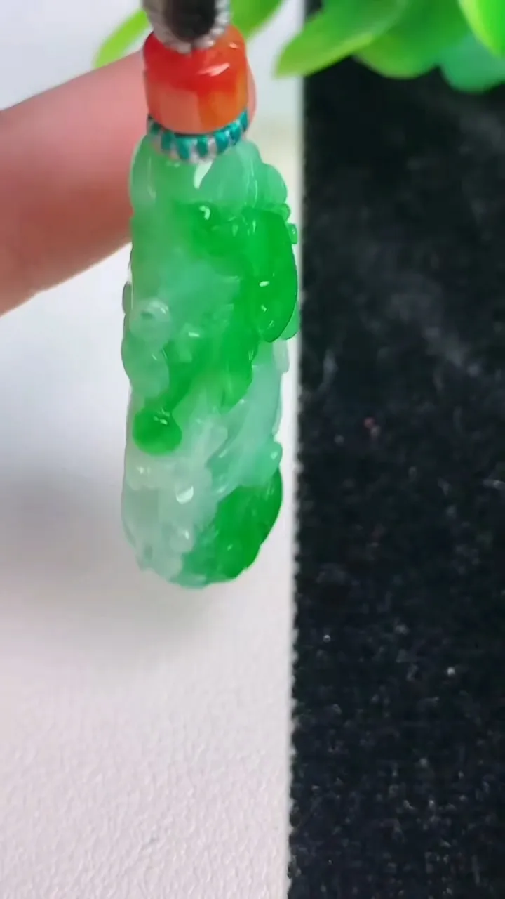 天然A货翡翠白菜吊坠，尺寸38-21.8-11，重量:19.84g
7月17日