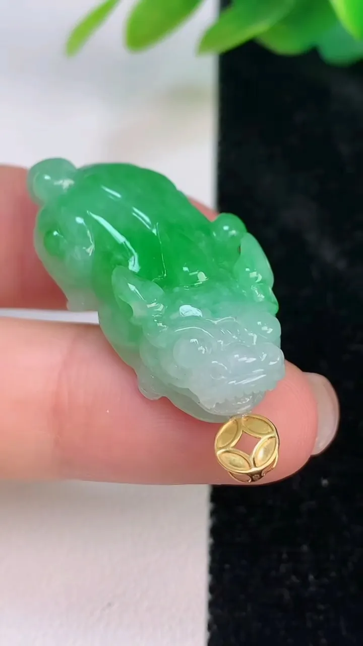 天然A货翡翠貔貅吊坠，尺寸32-15.4-8.7，重量:10.32g
7月17日