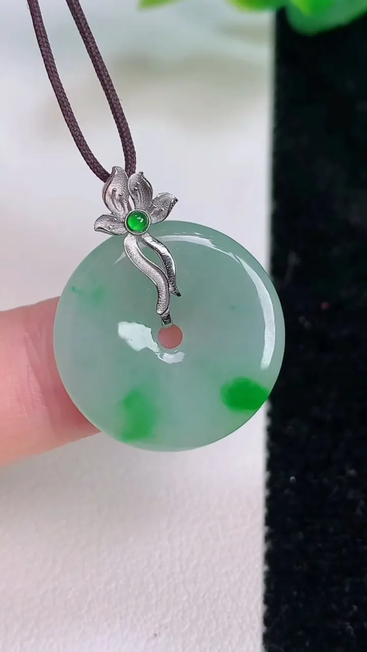 天然A货翡翠平安扣吊坠，尺寸20.2-3.2，重量:3.24g
7月17日