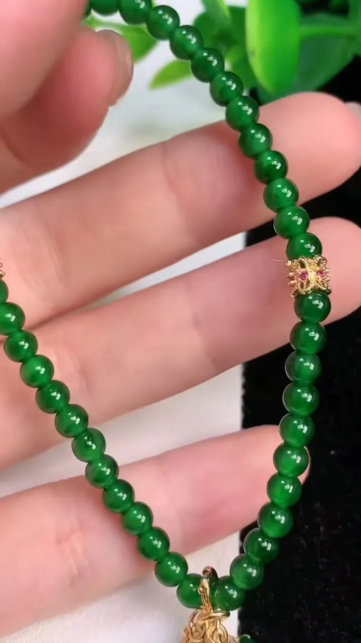 天然A货翡翠小米珠手串，尺寸4，重量:6.57g7月17日
工厂直销收藏佳品,种好水足，色泽均匀，有种有色，上手高大气！