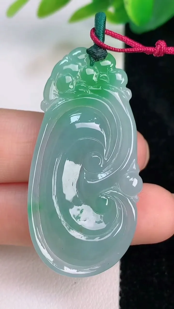 天然A货翡翠如意吊坠，尺寸45.8-22.8-4.6，重量:9.60g
7月17日