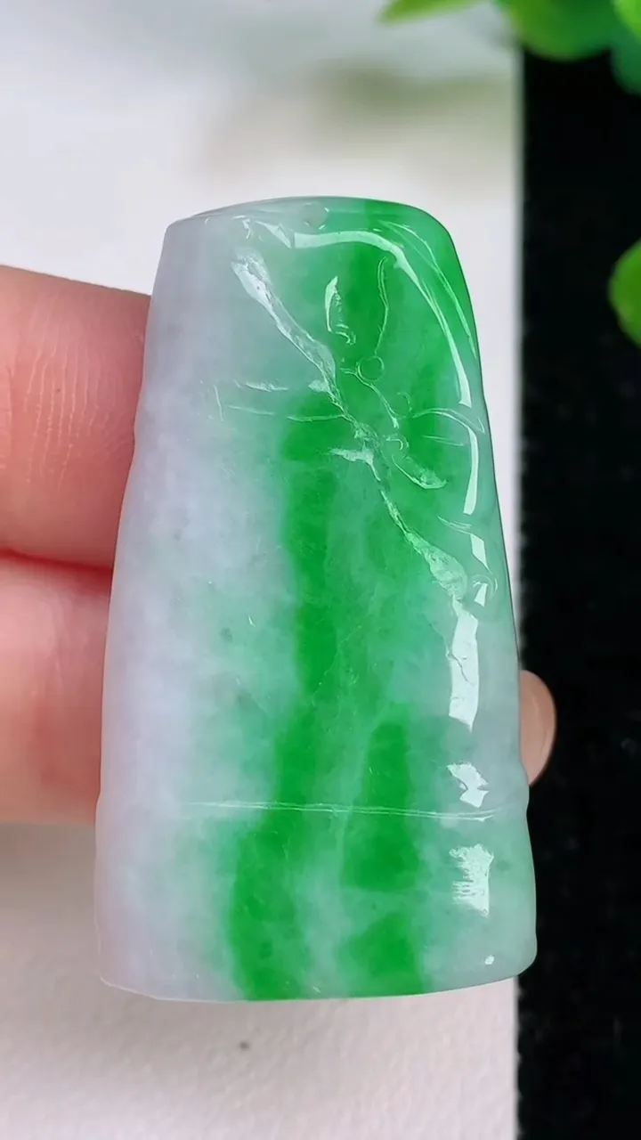 天然A货翡翠节节高升 竹节吊坠，尺寸40-22.6-5.3，重:11.95g
7月17日