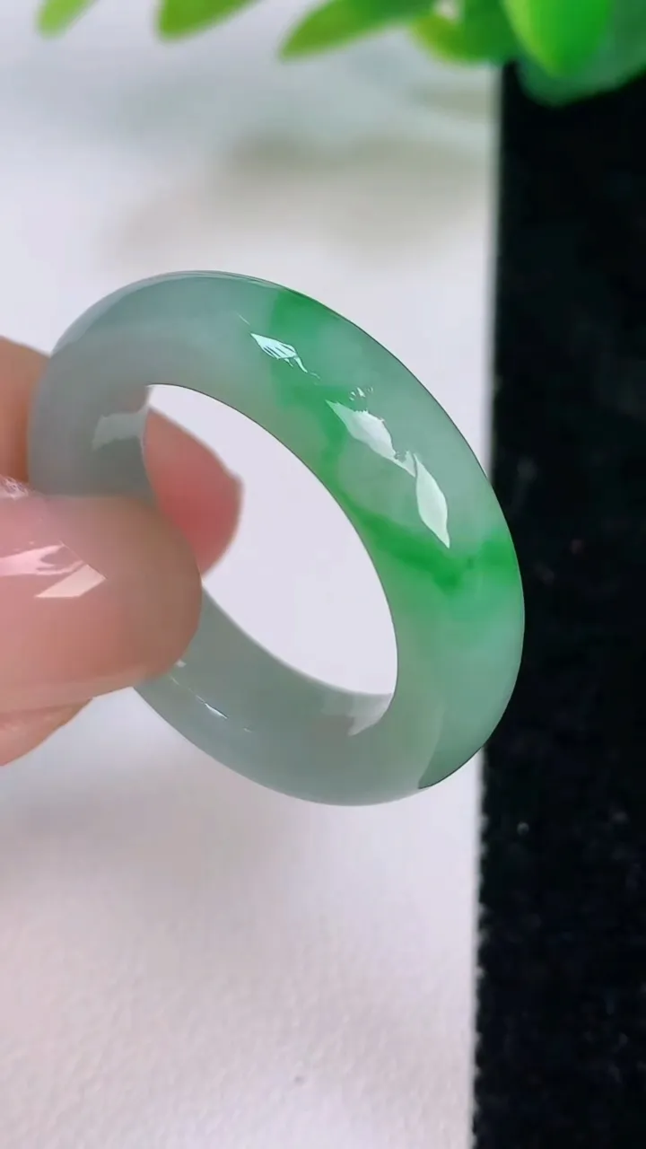 天然A货翡翠戒指指环，尺寸21-7-4.3，重量:7.32g2025年7月17日
工厂直销收藏佳品,种好水足，色泽均匀，有种有色，上手高大气！