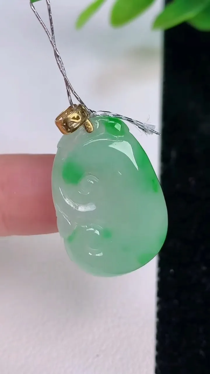 天然A货翡翠如意吊坠，尺寸25.6-17-4.5，重量:3.95g
7月17日