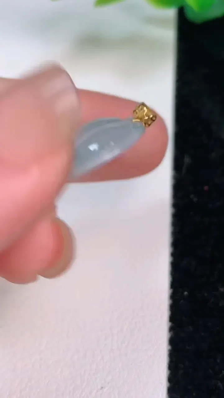 天然A货翡翠18k金飘花金枝玉叶 叶子吊坠，尺寸32.8-20.2-3.7，重量:4.80g
7月1