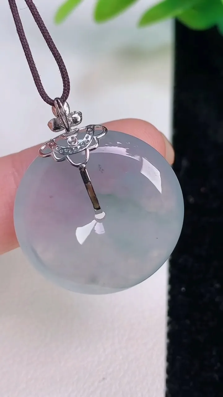 天然A货翡翠18k金飘花平安扣吊坠，尺寸23.3-5，重量:6.11g
7月17日
