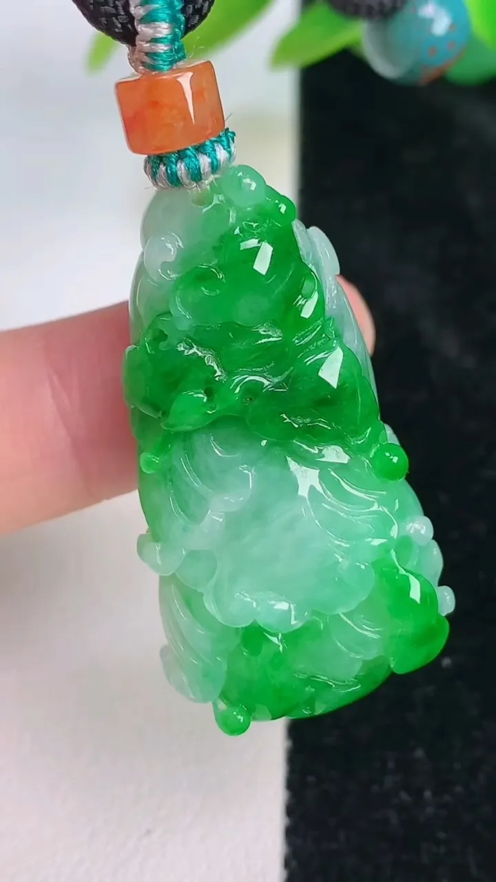 天然A货翡翠白菜吊坠，尺寸37-19.3-11.6，重量:18.12g
7月17日