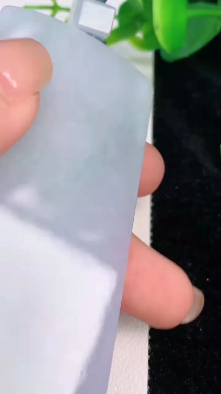 天然A货翡翠春带彩紫罗兰无事牌吊坠，尺寸70.8-40.8-5.7，重量:51.80g
7月17日