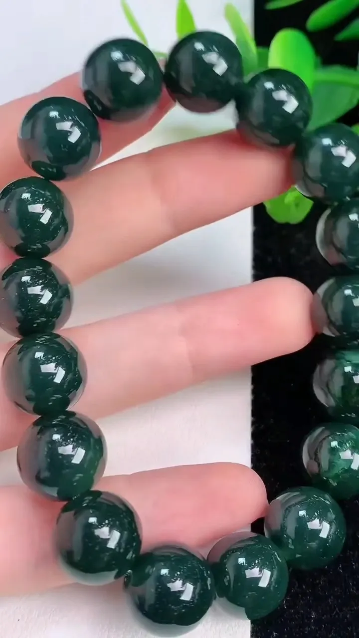 天然A货翡翠圆珠手串，尺寸12.3，重:56.66g7月17日
工厂直销收藏佳品,种好水足，色泽均匀，有种有色，上手高大气！
