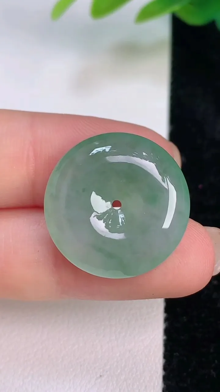 天然A货翡翠平安扣吊坠，尺寸21.4-5.5，重量:5.20g
7月17日