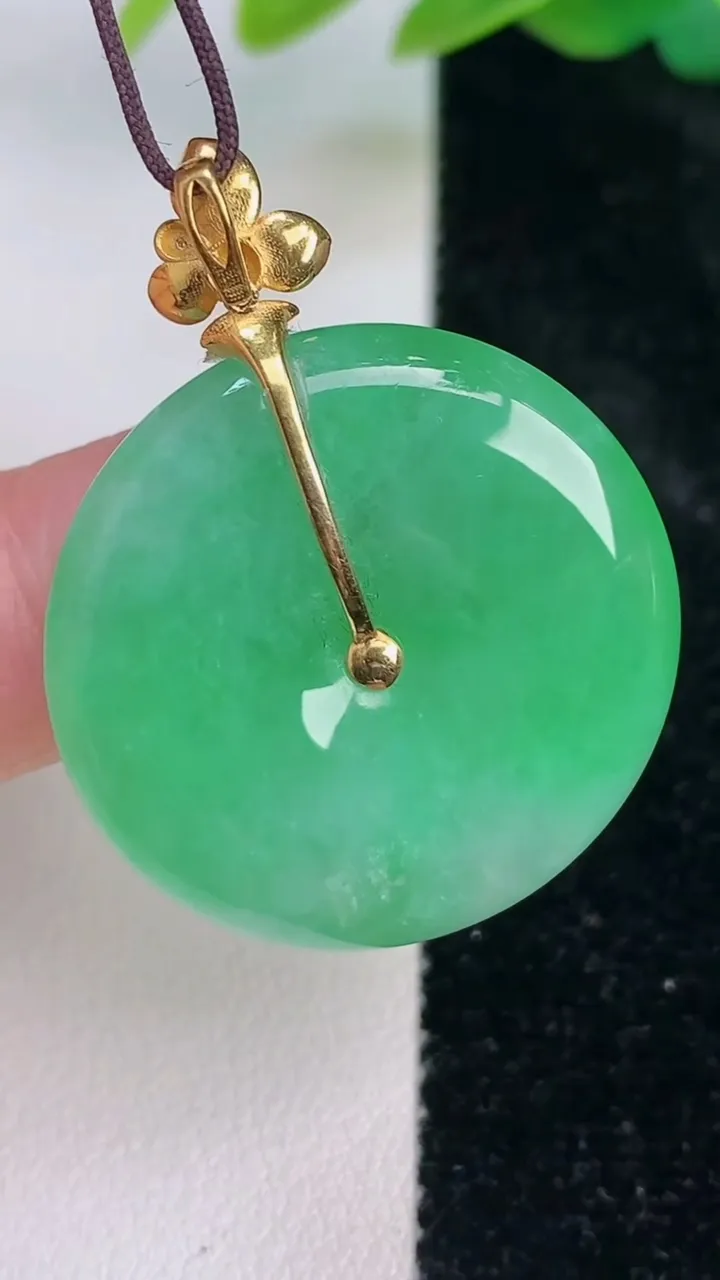 天然A货翡翠平安扣吊坠，尺寸27.6-5.2，重量:9.13g
7月17日