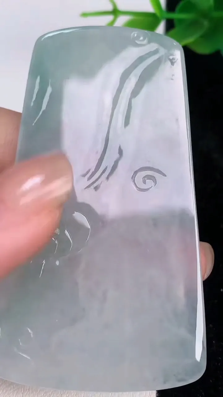 天然A货翡翠大势至观音菩萨吊坠，尺寸66.6-38.2-5，重量:30.66g
7月17日