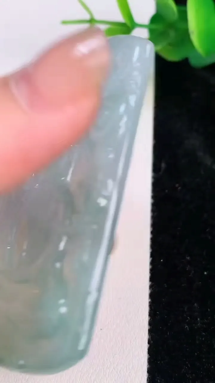 天然A货翡翠大势至观音菩萨吊坠，尺寸67.5-42.6-5，重量:34.08g
7月17日