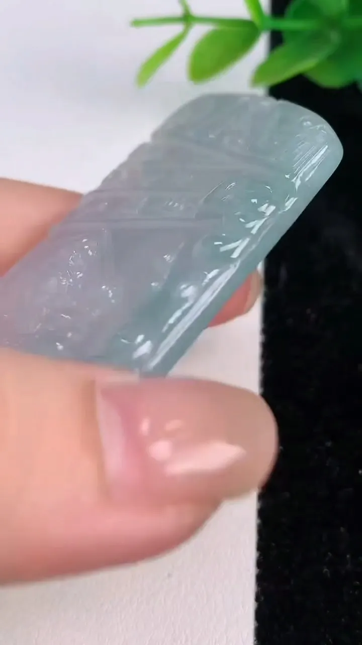 天然A货翡翠大势至观音菩萨吊坠，尺寸66.6-38.2-5，重量:30.66g
7月17日