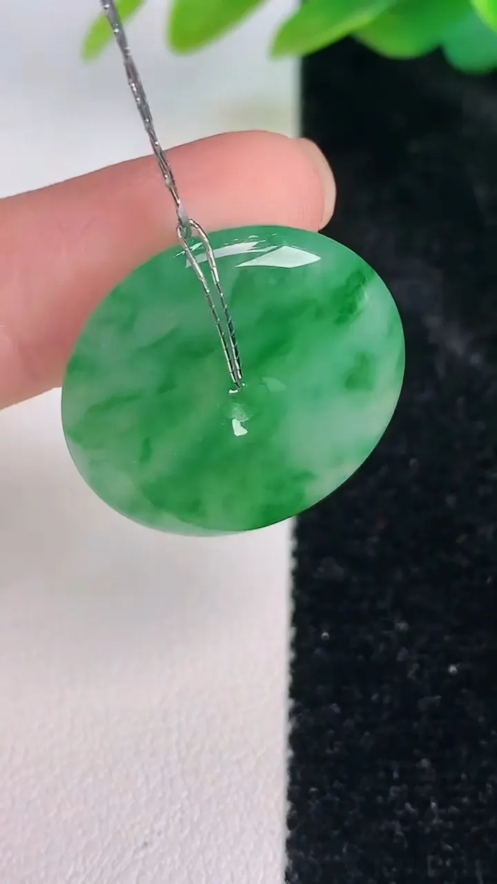 天然A货翡翠平安扣吊坠，尺寸23.3-4.8，重量:6.00g
7月17日