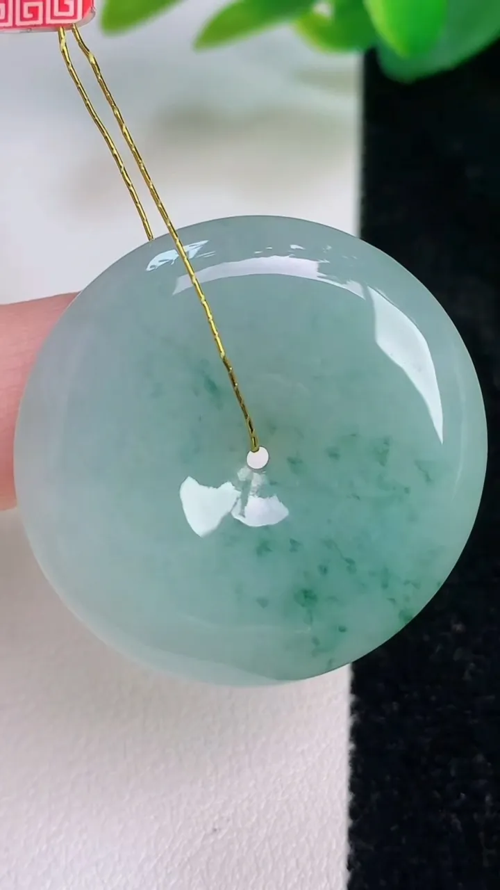 天然A货翡翠飘花平安扣吊坠，尺寸32-5.8，重量:12.89g
7月17日