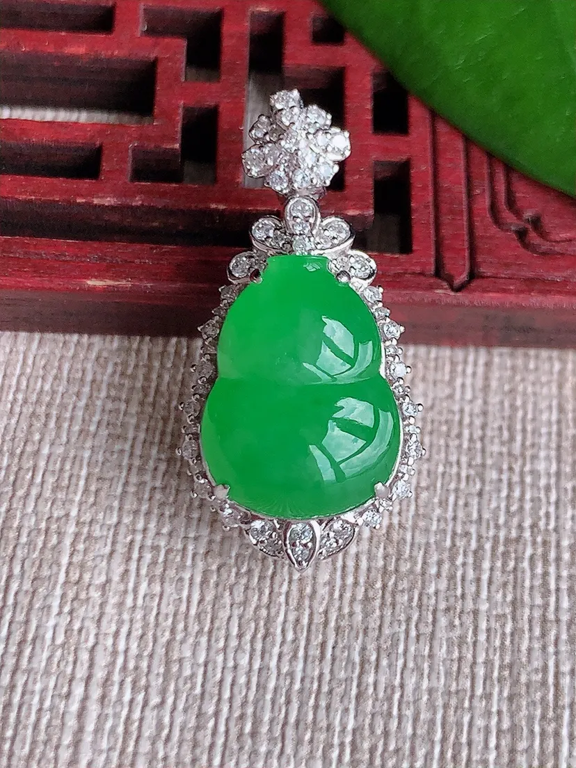 天然A货翡翠18K金伴阳绿葫芦吊坠尺寸29.5×15×11.6裸石15.3×11.6m量5.94g 0715