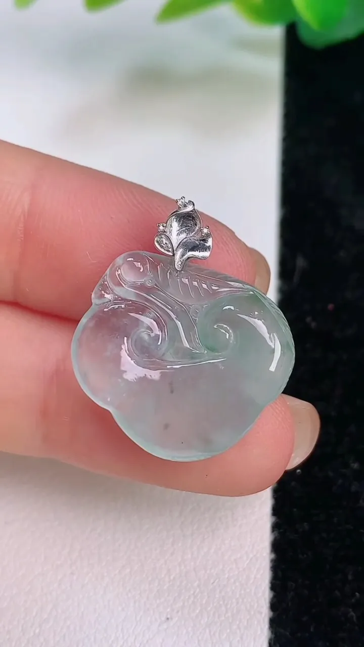 天然A货翡翠种飘花如意头吊坠，尺寸17.6-20.3-5.8，重量:3.51g
7月17日