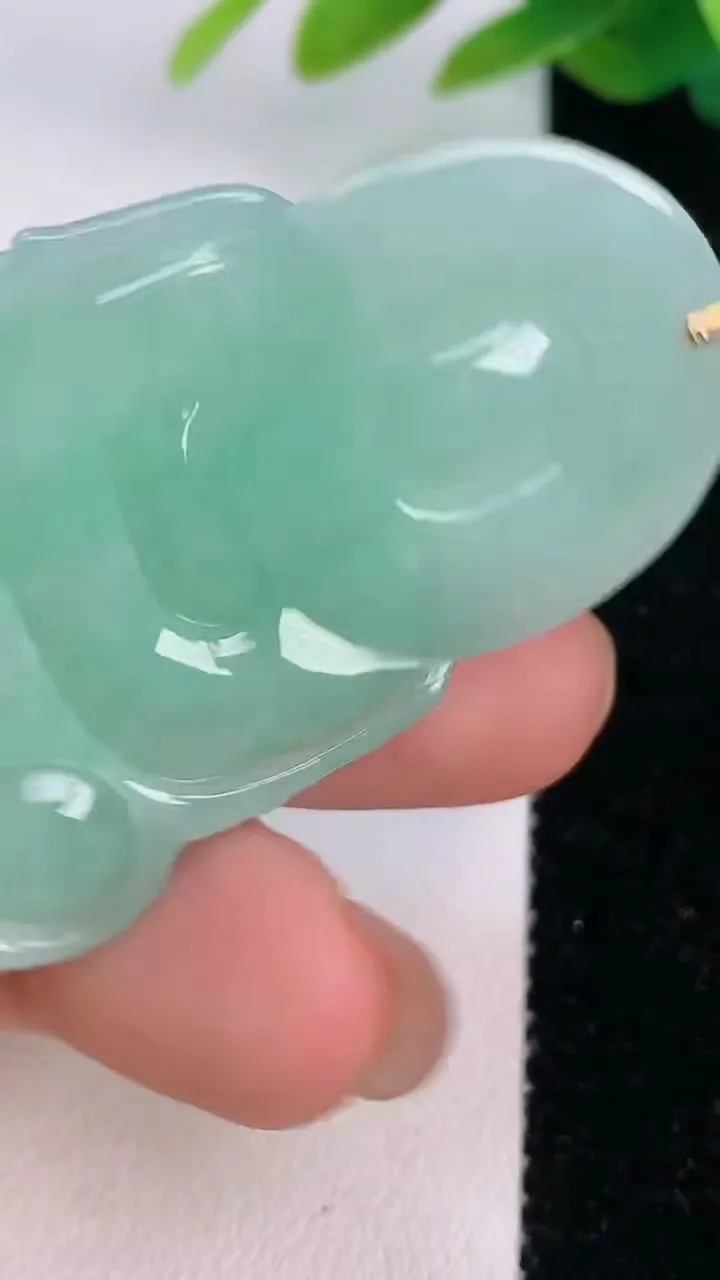 天然A货翡翠观音菩萨吊坠，尺寸50-34.3-5，重量:16.26g
7月17日