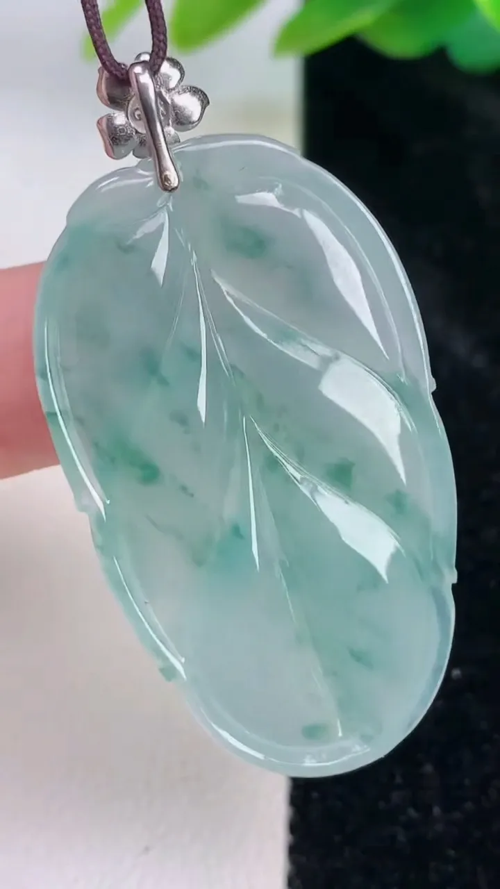 天然A货翡翠18k金飘花金枝玉叶 叶子吊坠，尺寸39-23-4.7，重量:8.45g
7月17日