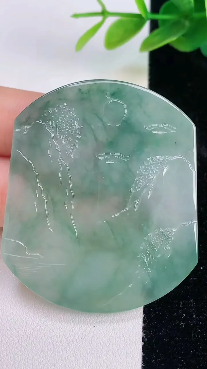 天然A货翡翠生肖鸡吊坠，尺寸51-43-4.7，重量:25.14g
7月17日