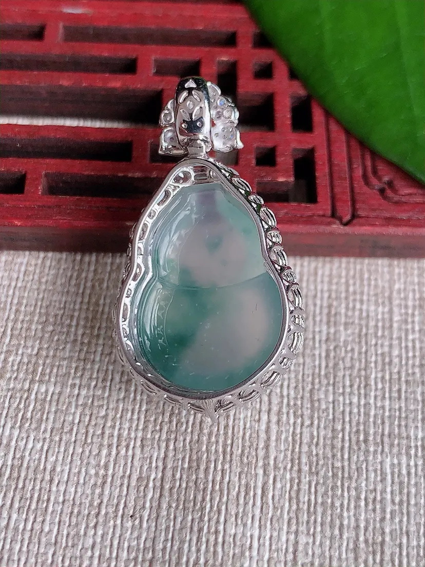 天然A货翡翠18K金伴飘花葫芦吊坠 尺寸35.7×19×12.2裸石21×15.7m量7.69g 0