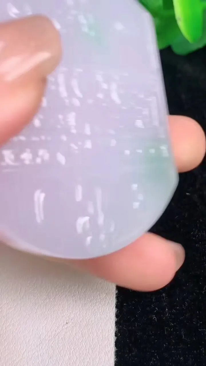 天然A货翡翠春带彩紫罗兰仿古无事牌吊坠，尺寸52.7-44-10，重量:64.07g
7月17日