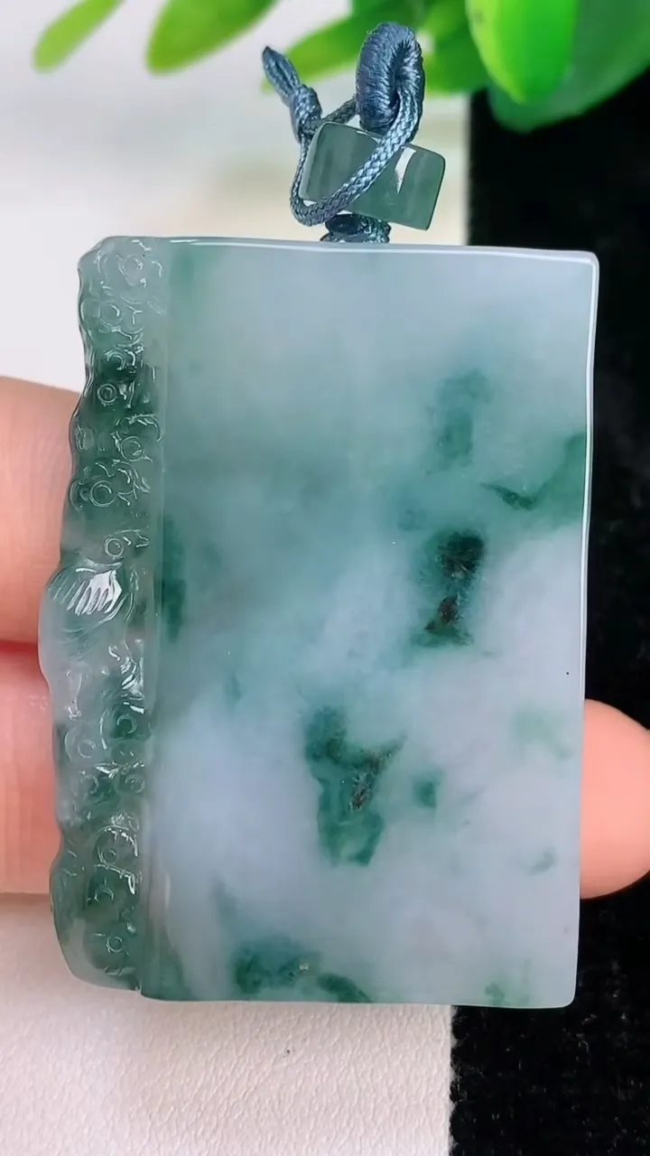 天然A货翡翠飘花仿古无事牌吊坠，尺寸45.2-32-5.6，重量:25.46g
7月17日