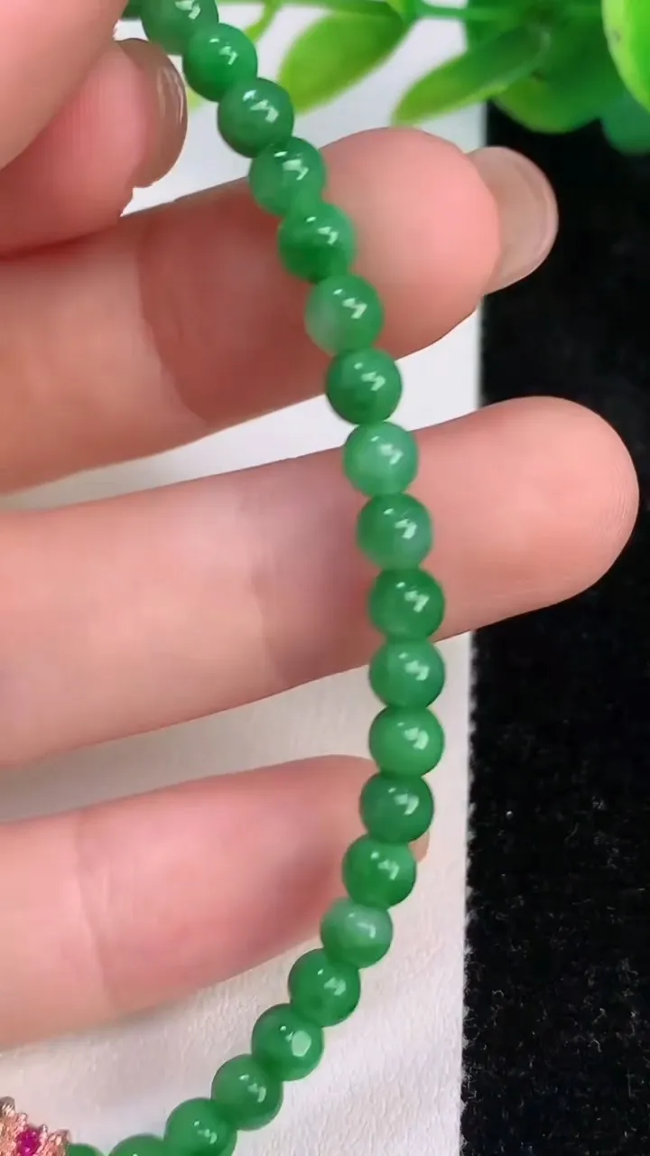 天然A货翡翠圆珠手串，尺寸4.4，重量:6.92g7月17日
工厂直销收藏佳品,种好水足，色泽均匀，有种有色，上手高大气！