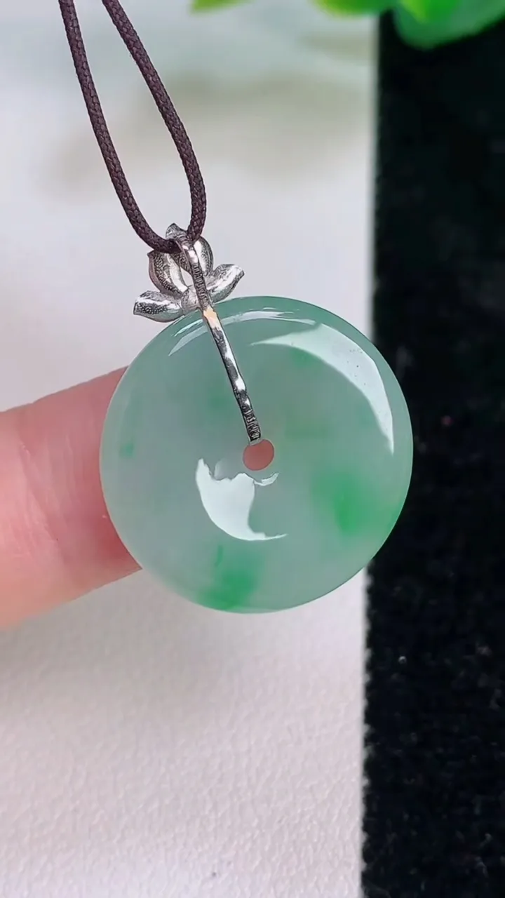天然A货翡翠平安扣吊坠，尺寸20.2-3.2，重量:3.24g
7月17日