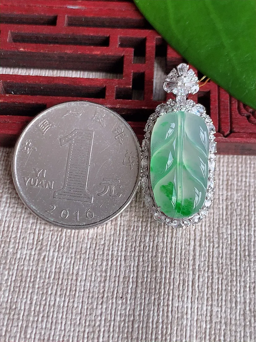 天然A货翡翠18K金伴飘阳绿叶子金枝玉叶吊坠尺寸30.8×13.7×8.7裸石19.3×10.3m量3.60g 0715