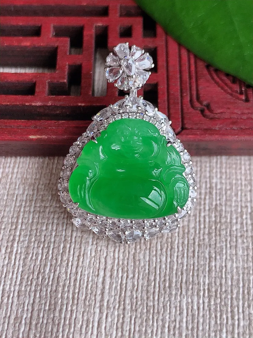 天然A货翡翠18K金伴阳绿佛公吊坠尺寸31.4×21.2×10.7裸石14.7×17.6m量5.75