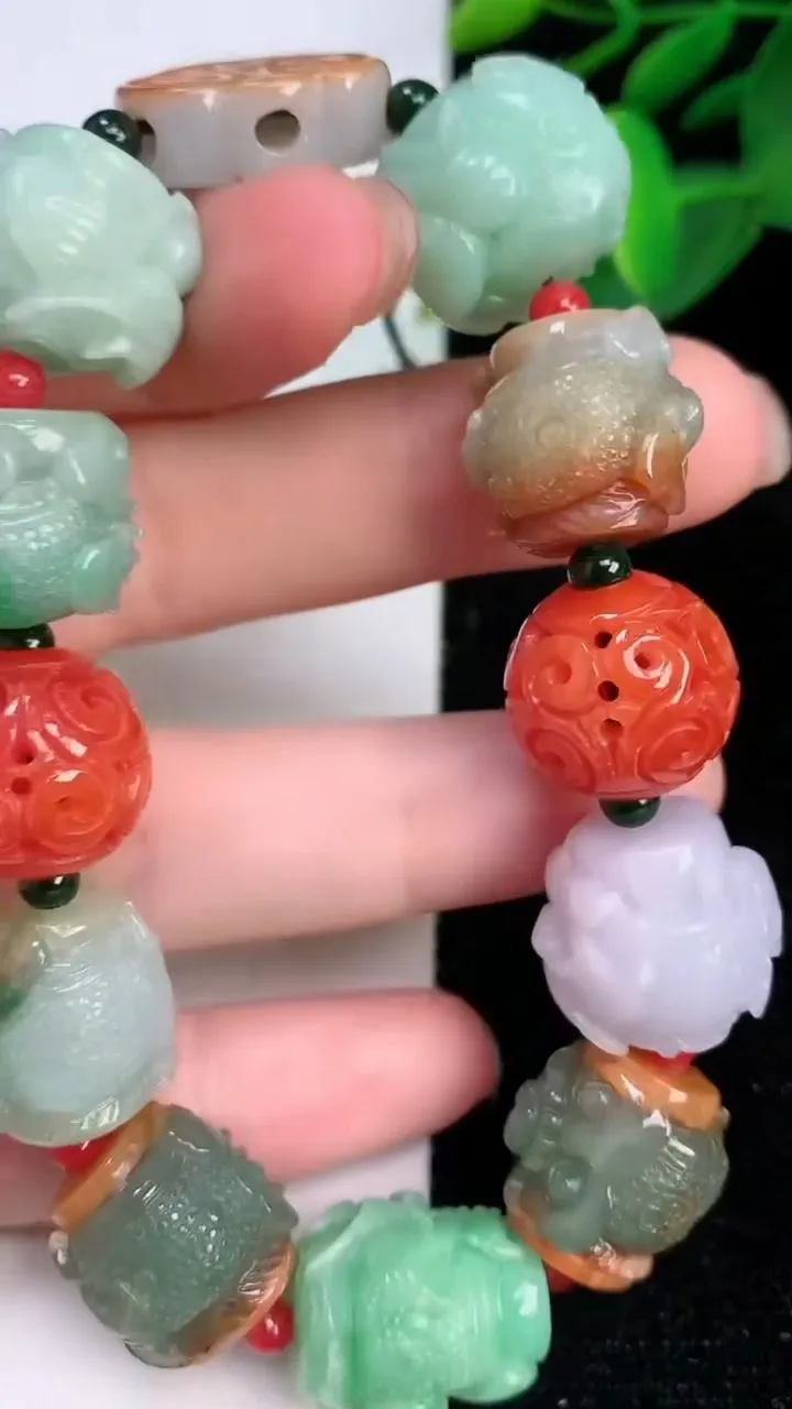 天然A货翡翠三彩雕花珠手串，尺寸13.5-12，重量:63.00g7月17日
工厂直销收藏佳品,种好水足，色泽均匀，有种有色，上手高大气！