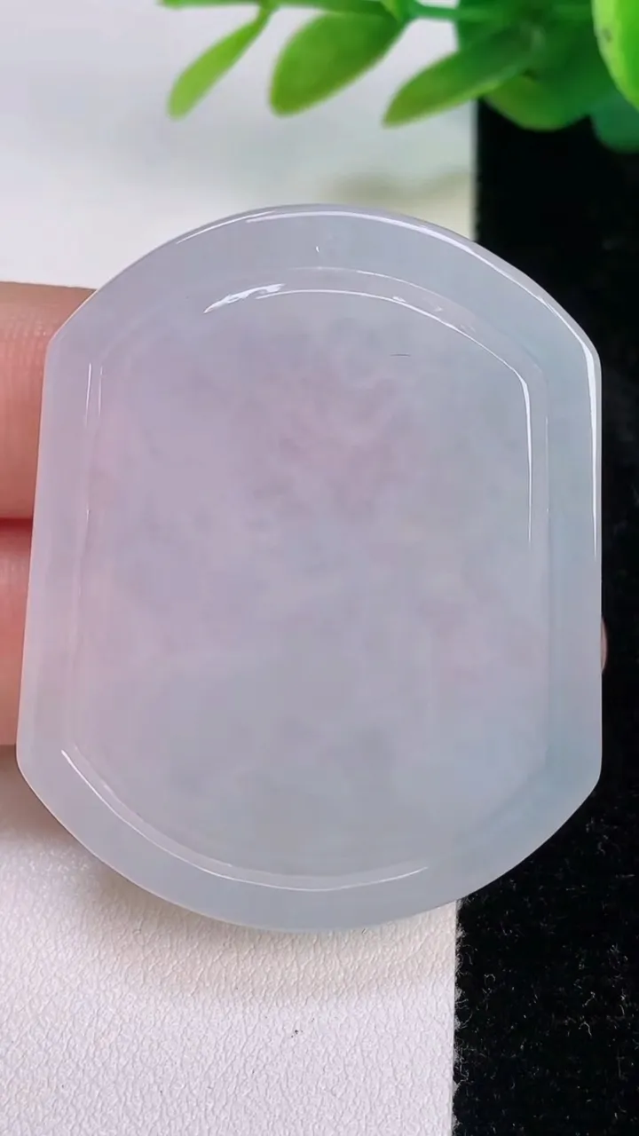 天然A货翡翠生肖鼠吊坠，尺寸47.6-38.3-5.6，重量:20.22g
7月17日