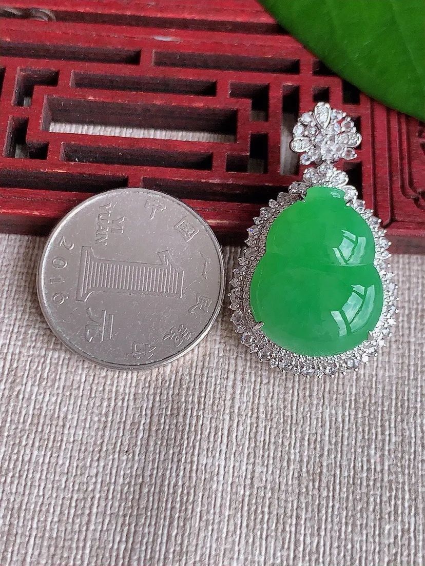 天然A货翡翠18K金伴阳绿葫芦吊坠尺寸36×22×12.3裸石21.2×16.6m量8.39g 0715