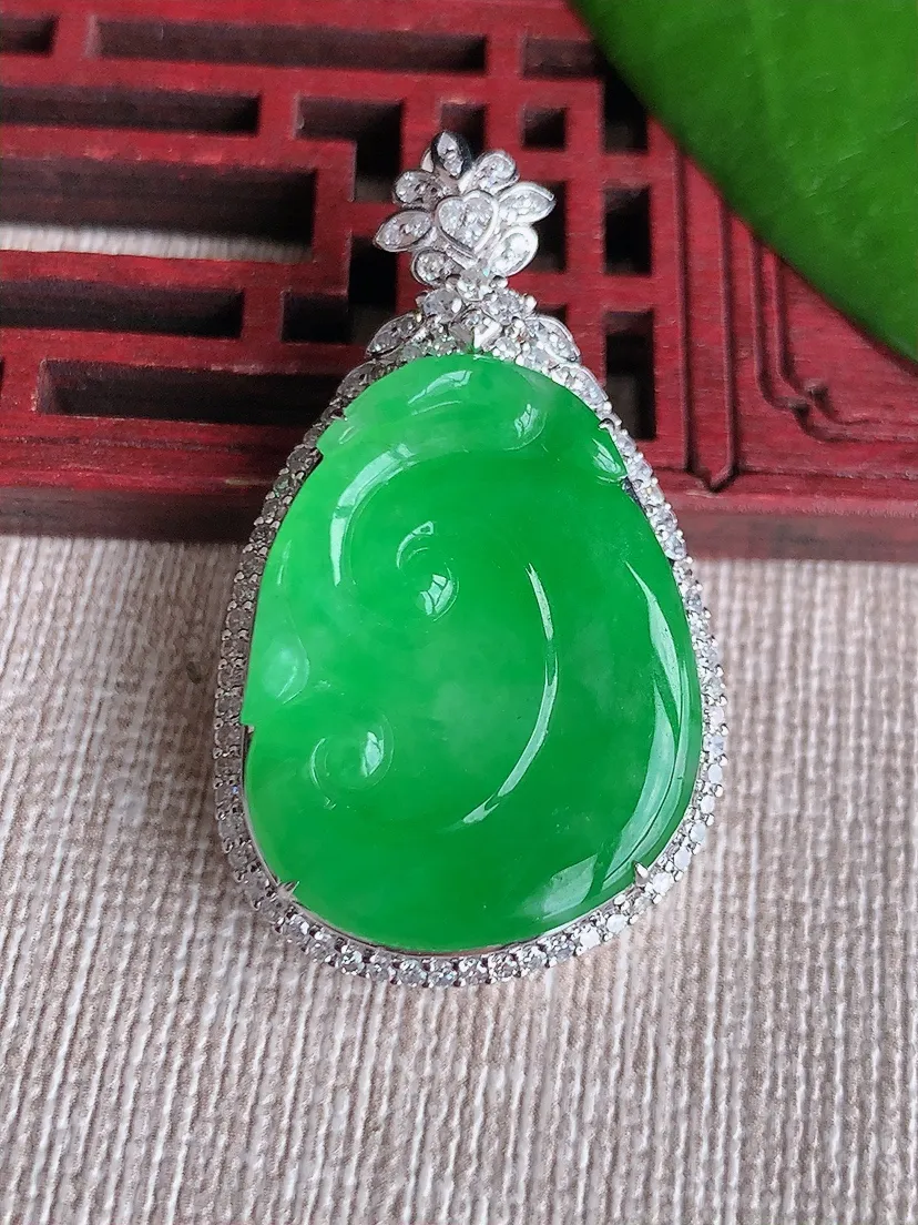 天然A货翡翠18K金伴阳绿如意吊坠尺寸39.5×23×9.4裸石36.4×20.2m量10.28g 