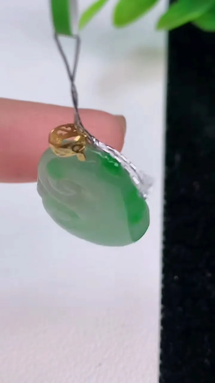 天然A货翡翠如意吊坠，尺寸25.6-17-4.5，重量:3.95g
7月17日