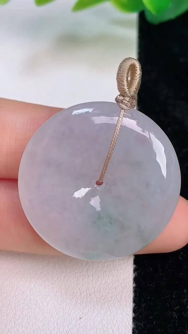 天然A货翡翠平安扣吊坠，尺寸31.3-5.7，重量:11.60g
7月17日