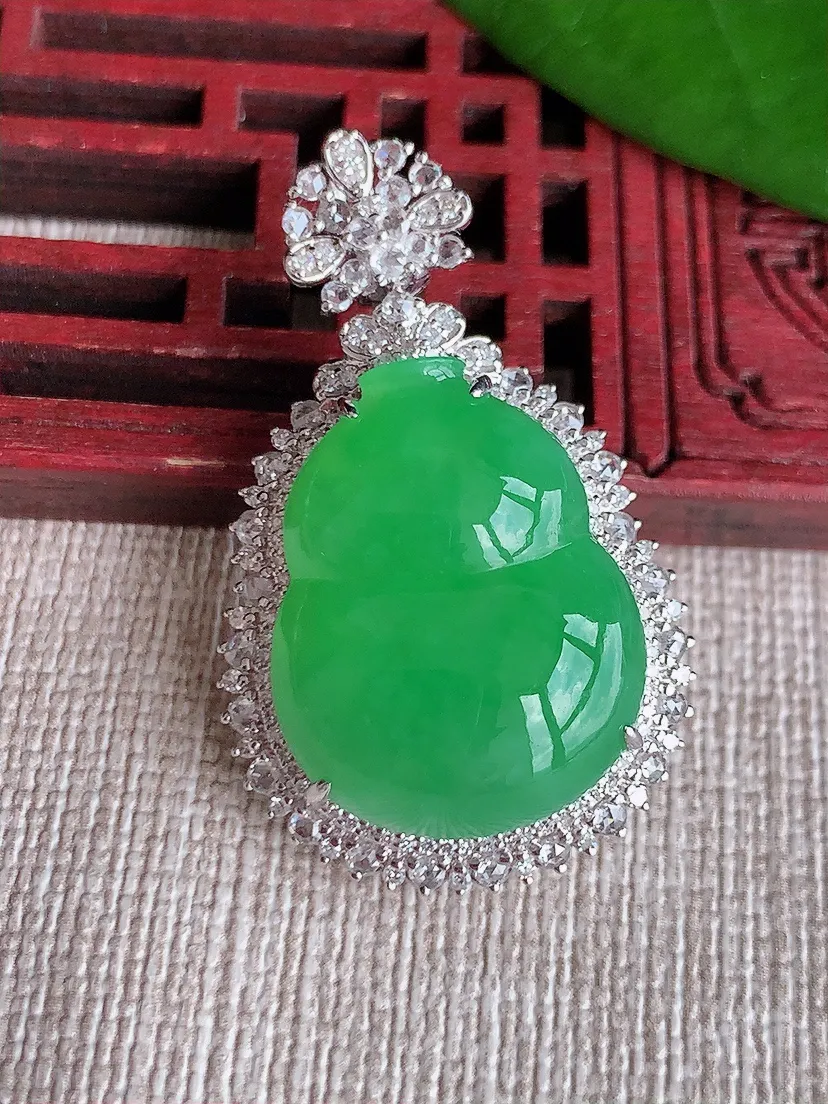 天然A货翡翠18K金伴阳绿葫芦吊坠尺寸36×22×12.3裸石21.2×16.6m量8.39g 0715