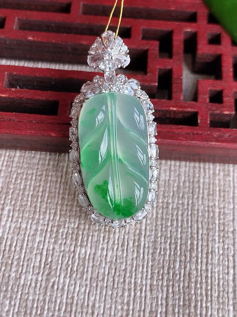 天然A货翡翠18K金伴飘阳绿叶子金枝玉叶吊坠尺寸30.8×13.7×8.7裸石19.3×10.3m量3.60g 0715