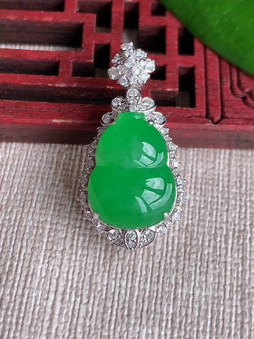 天然A货翡翠18K金伴阳绿葫芦吊坠尺寸29.5×15×11.6裸石15.3×11.6m量5.94g 