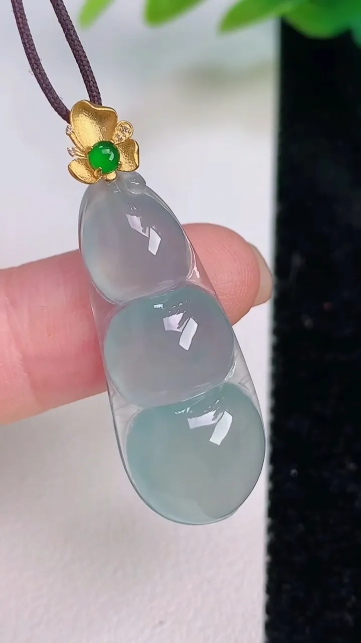 天然A货翡翠福豆吊坠，尺寸33-13-5.5，重量:3.64g
7月17日