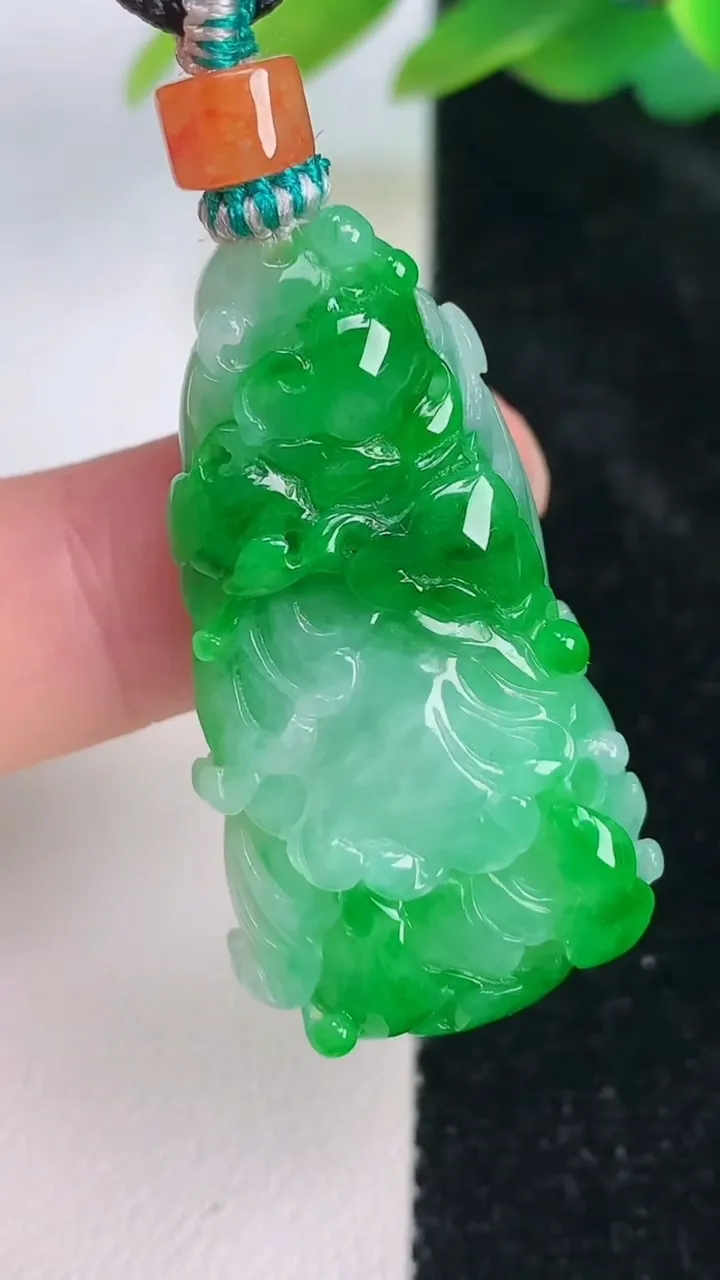 天然A货翡翠白菜吊坠，尺寸37-19.3-11.6，重量:18.12g
7月17日