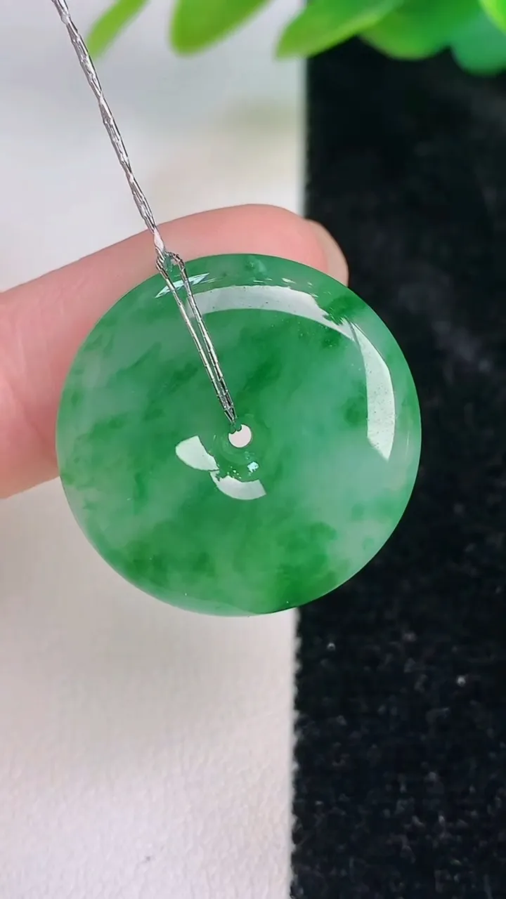 天然A货翡翠平安扣吊坠，尺寸23.3-4.8，重量:6.00g
7月17日