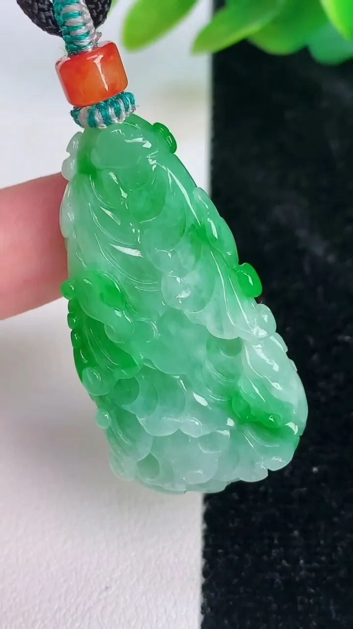 天然A货翡翠白菜吊坠，尺寸38-21.8-11，重量:19.84g
7月17日